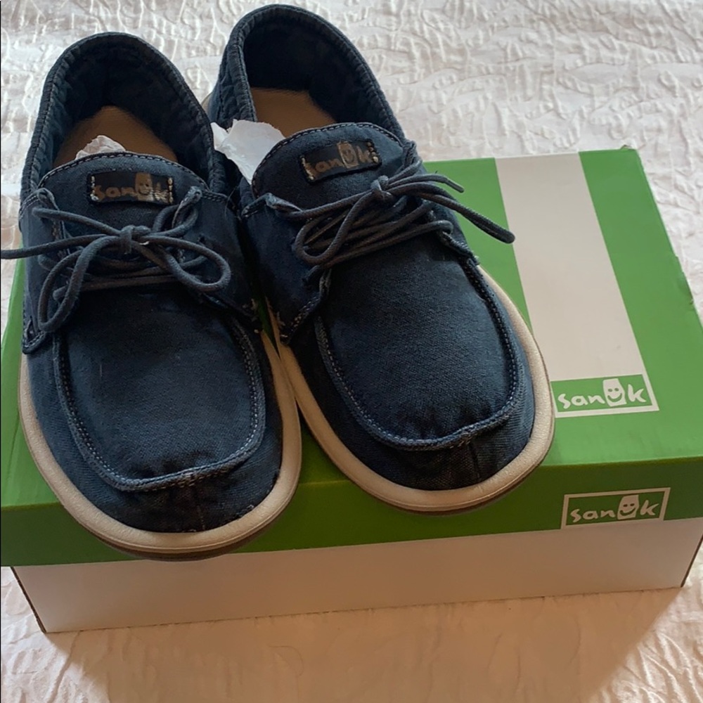 Sanuk boat shoes. Slip on.